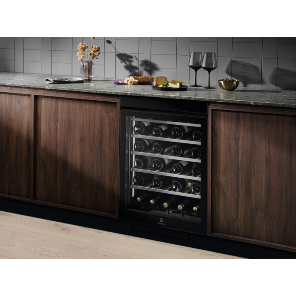 Винный шкаф встраиваемый Electrolux EWUS040B8B в TehnoAdept